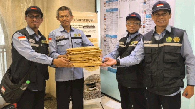 TIM BPS sedang menyerahkan dokumen kuesioner