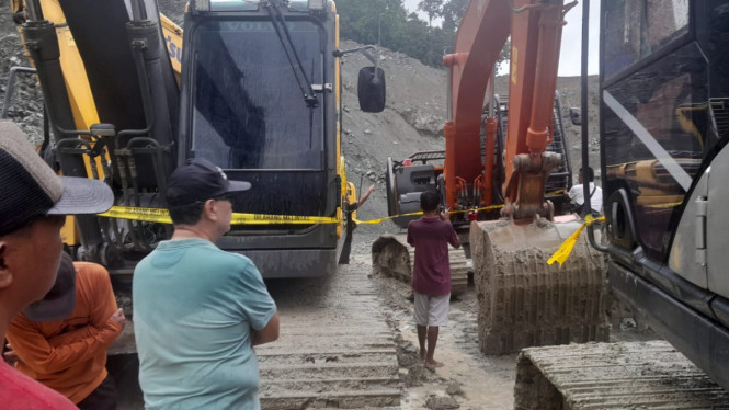 Garis polisi dipasang pada alat berat di lokasi tambang ilegal di Kotamobagu, Sulawesi Utara.