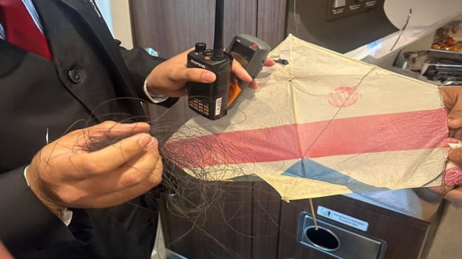 Layang-layang tersangkut di kabel listrik kereta cepat Jakarta-Bandung Whoosh