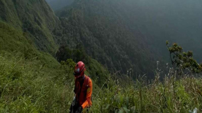Tim Basarnas Semarang mengevakuasi pendaki yang jatuh ke jurang Gunung Muria.