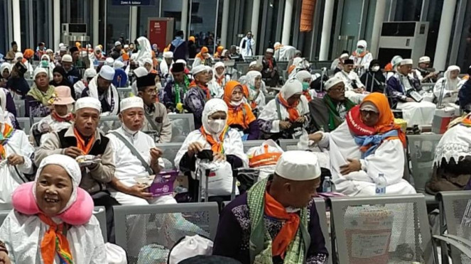 Jemaah haji gelombang 2 sedang menunggu keberangkatan di Bandara AMAA, Madinah