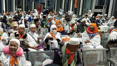 Jemaah haji gelombang 2 sedang menunggu keberangkatan di Bandara AMAA, Madinah
