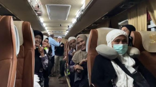 Jemaah haji Indonesia berada di bus menuju Bandara AMAA, Madinah