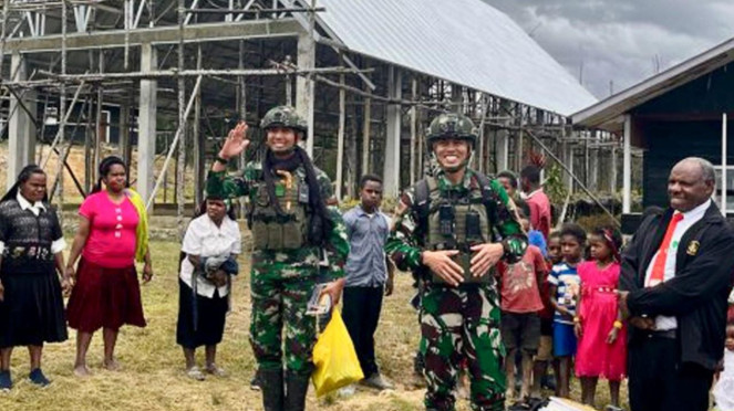 TNI dan Warga Papua Gotong-royong Bangun Kembali Gereja Pasca Teror OPM