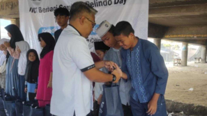  Pemberian paket sembako kepada anak-anak dan pengurus Yayasan Merah Putih.