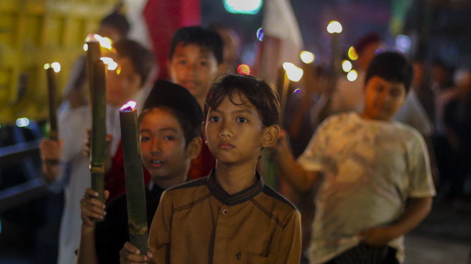Warga saat melaksanakan pawai obor untuk memperingati tahun baru 1 Muharram 1447