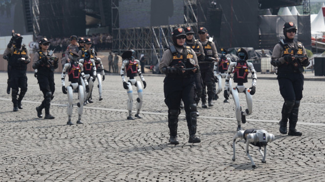 Puluhan robot atribut kepolisian akan dihadirkan dalam peringatan Hari Bhayangkara ke-79