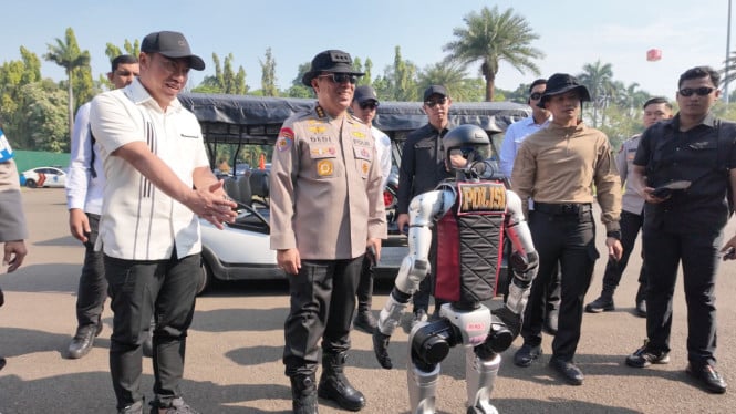 Irwasum Polri Komjen Dedi Prasetyo melihat robot humanoid memakai rompi polisi
