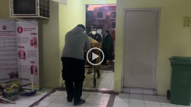 Jenazah dokter spesialis mata tewas di sebuah hotel di Padang, 1. Viral Bule Polandia Ancam Anak di Maros, Ternyata Ini Ceritanya!, WNA asal Polandia dibawa ke Imigrasi Makassar, Sulawesi Selatan, Jenazah dokter spesialis mata tewas di sebuah hotel di Padang, 3. Transjabodetabek Bogor-Blok M Pindahkan Titik Pemberangkatan dan Pemberhentian Akhir ke Botani Square, TransJabodetabek P11 Rute Blok M-Bogor , 4. Diduga Peras Mahasiswa Ajukan Pinjol, Oknum Polisi Surabaya Ditahan Propam, Oknum polisi yang diduga memeras mahasiswa di Surabaya      