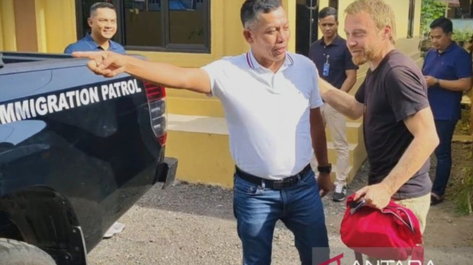 WNA asal Polandia dibawa ke Imigrasi Makassar, Sulawesi Selatan