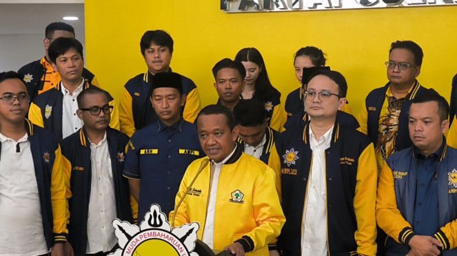 Ketua Umum Partai Golkar Bahlil Lahadalia dan Ketua Umum DPP AMPI Jerry Sambuaga di Kantor DPP Partai Golkar, Jakarta Barat, 1. Viral Bule Polandia Ancam Anak di Maros, Ternyata Ini Ceritanya!, WNA asal Polandia dibawa ke Imigrasi Makassar, Sulawesi Selatan, Jenazah dokter spesialis mata tewas di sebuah hotel di Padang, 3. Transjabodetabek Bogor-Blok M Pindahkan Titik Pemberangkatan dan Pemberhentian Akhir ke Botani Square, TransJabodetabek P11 Rute Blok M-Bogor , 4. Diduga Peras Mahasiswa Ajukan Pinjol, Oknum Polisi Surabaya Ditahan Propam, Oknum polisi yang diduga memeras mahasiswa di Surabaya      