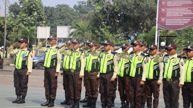 Sejumlah satpam mengikuti lomba PBB, senam tongkat dan borgol