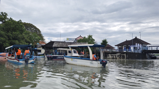 Boat di kawasan kawasan ekowisata konservasi mangrove Batu Lumbang