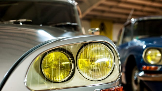 Lampu kuning pada mobil tua