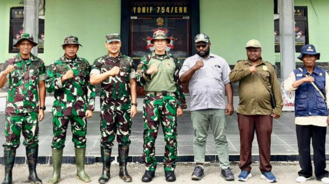Panglima Komando Operasi (Pangkops) Habema, Mayjen TNI Lucky Avianto (tengah).