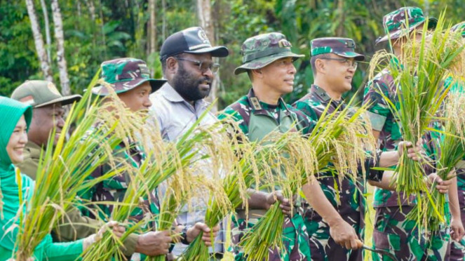 Panglima Komando Operasi (Pangkops) Habema, Mayjen TNI Lucky Avianto (tengah).