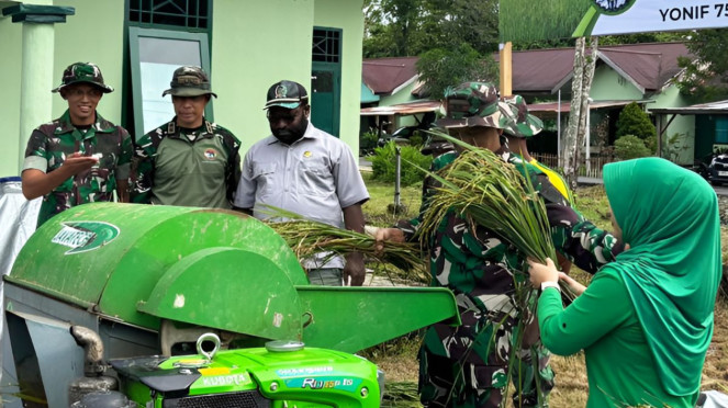 Panglima Komando Operasi (Pangkops) Habema, Mayjen TNI Lucky Avianto (tengah).