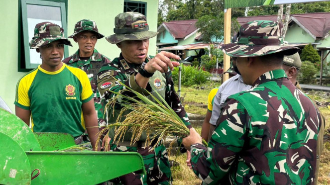 Panglima Komando Operasi (Pangkops) Habema, Mayjen TNI Lucky Avianto (tengah).