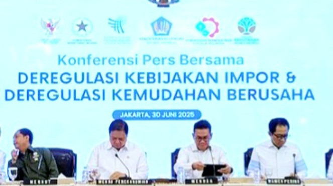 [Menteri Perdagangan, Budi Santoso (tengah), dalam konferensi pers di Kementerian Perdagangan, Jakarta, Senin, 30 Juni 2025]