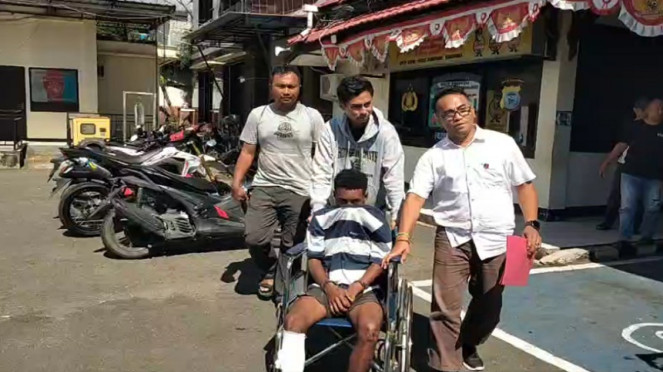 Pelaku penganiayaan dan perkosaan gadis di Sorong ditangkap, 1. Nafsu Membuncah, Pemuda Sorong Nekat Perkosa Wanita di Pinggir Jalan, Pelaku penganiayaan dan perkosaan gadis di Sorong ditangkap, 2. Bripda Ricardo Diserang Brutal di Papua, Polisi Duga Ulah KKB, Foto Korban (dok:istimewa), Kapolres Metro Depok Kombes Pol Abdul Waras, 4. Kecam Pembubaran Retret Pelajar Kristen di Sukabumi, Anggota DPR: Ini Tindakan Biadab! , Ilustrasi mobil polisi., VIVA Militer: Situs nuklir Iran