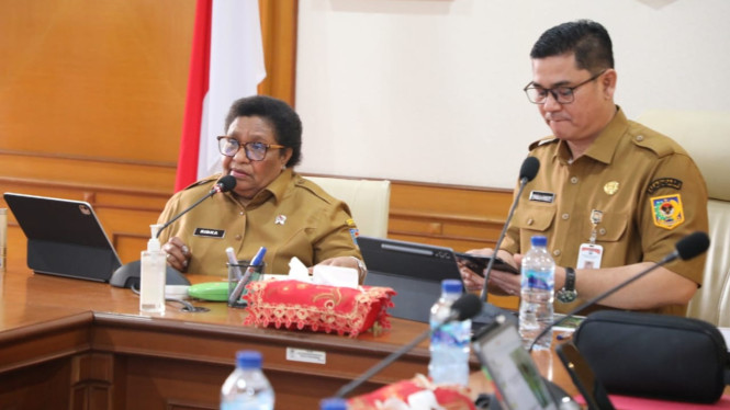 Wakil Menteri Dalam Negeri (Wamendagri), Ribka Haluk (kiri)