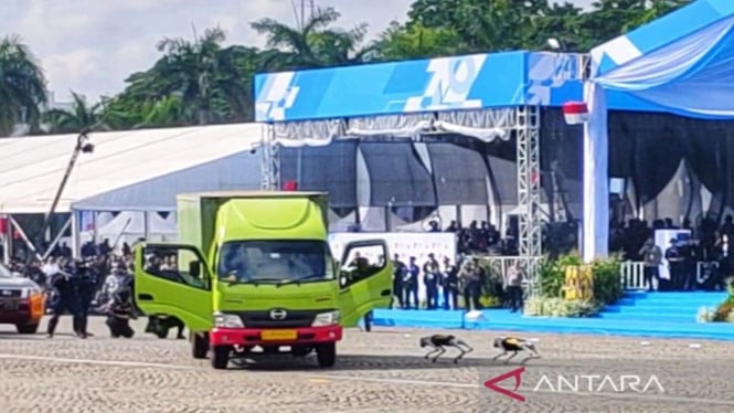 Polri menunjukkan kemampuan robot K9 dalam mendeteksi bahan peledak