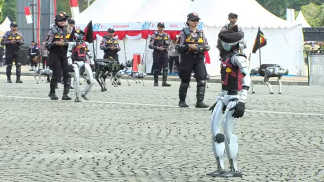 Robot Humanoid Polri memberi hormat kepada Presiden Prabowo di HUT Bhayangkara