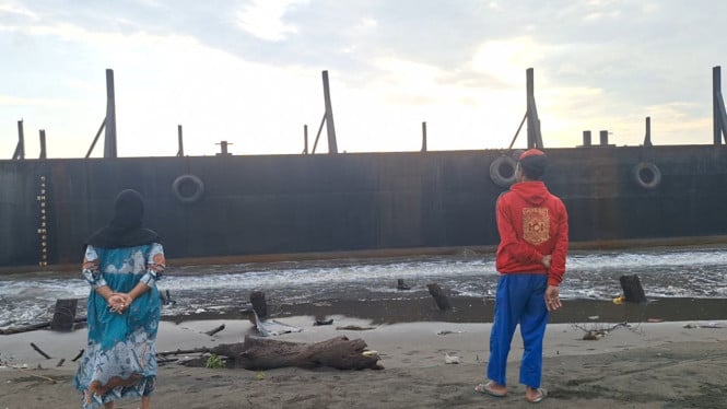 Kapal tongkang terdampar di kawasan Pantai Randusanga Indah, Brebes
