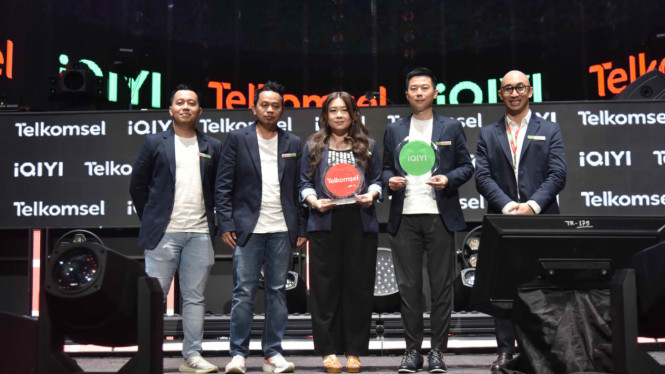 Vice President Digital Lifestyle Telkomsel, Lesley Simpson (tengah).
