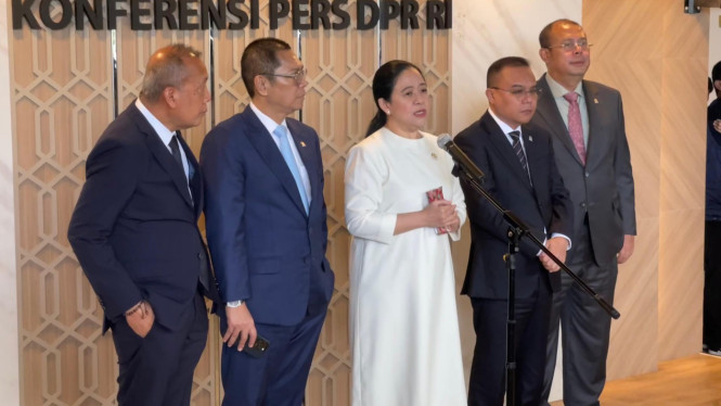 Ketua DPR RI Puan Maharani (tengah) di Kompleks Parlemen, Senayan, Jakarta Pusat.