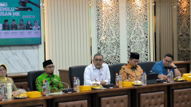 Ketua Fraksi PKB, Jazilul Fawaid (tengah) di Kompleks Parlemen, Senayan, Jakarta Pusat 