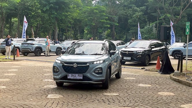 Penyerahan unit Suzuki Fronx ke konsumen.