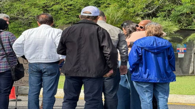 Ayah Juliana Marins saat pemakaman putrinya, Jumat sore