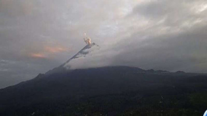 Gunung Semeru erupsi dengan letusan setinggi 600 meter di atas puncak.