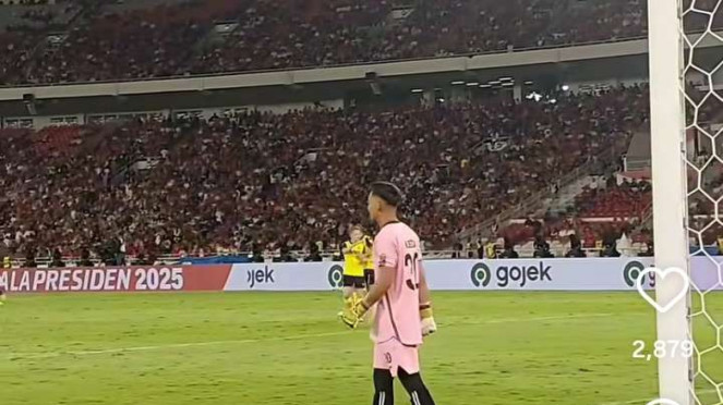 Pemain Oxford United, Mark Harris jebol gawang Indonesia All Star