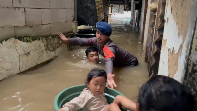 Brimob Evakuasi Bocah Terdampak Banjir di Kampung Melayu (dok: istimewa)