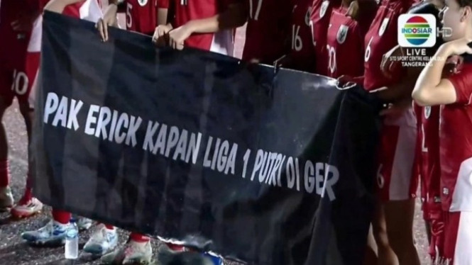 Spanduk yang dibentangkan Timnas Putri Indonesia