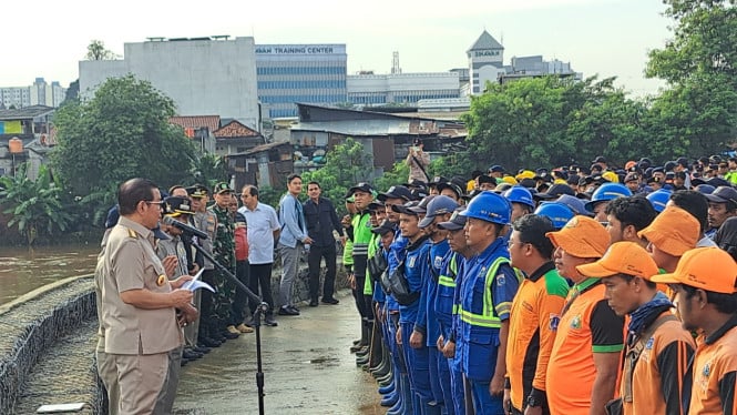 Gubernur Jakarta Pramono Anung saat apel siaga pasukan di Rawajati, Pancoran, Jakarta Selatan 