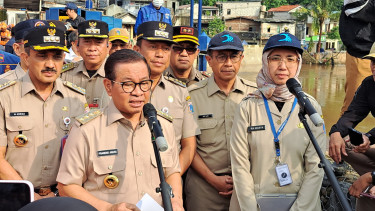 Gubernur Jakarta Pramono Anung dan Kepala Dinas Sumber Daya Air Ika Agustin 