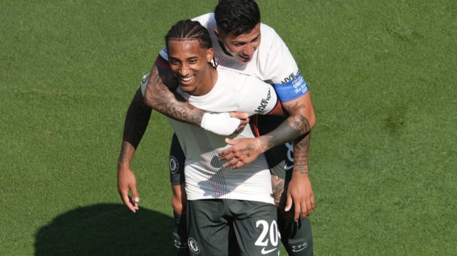 Pemain Chelsea rayakan gol Joao Pedro
