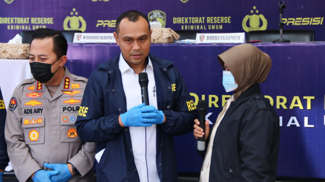 Wakil Direktur Reserse Kriminal Umum Polda Metro Jaya, AKBP Putu Kholis Aryana (tengah)