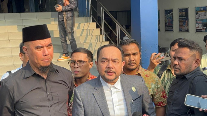 Ahmad Dhani (kiri) dan Pengacara Aldwin Rahadian (tengah)