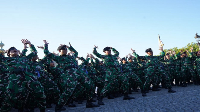 Prajurit TNI melakukan gladi jelang peringatan Bastille Day Prancis