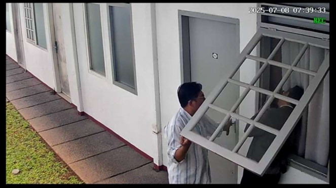 Tangkapan layar CCTV saat buka paksa kamar Diplomat Kemlu tewas Dilakban