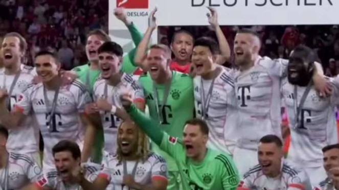 Irfan Ghafur dan para pemain Bayern Munich rayakan gelar Bundesliga, Nyoman Paul, Irfan Ghafur dan para pemain Bayern Munich rayakan gelar Bundesliga, Raksasa tinju Filipina, Manny Pacquiao, Irfan Ghafur, Irfan Ghafur.