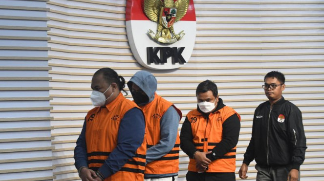 Tersangka KPK menggunakan masker