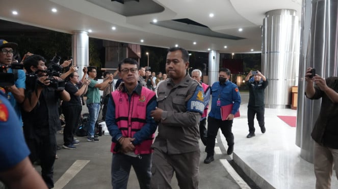 Direktur Utama PT Indonesia Battery Corporation (IBC), Toto Nugroho (kiri)