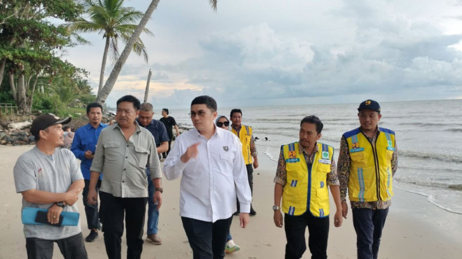 Staf Khusus Menteri Koordinator Bidang Infrastruktur dan Pembangunan Kewilayahan, Herzaky Mahendra Putra meninjau langsung lokasi terdampak abrasi