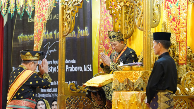 Kapolri Jenderal Listyo Sigit Prabowo terima anugerah adat Ingatan Budi