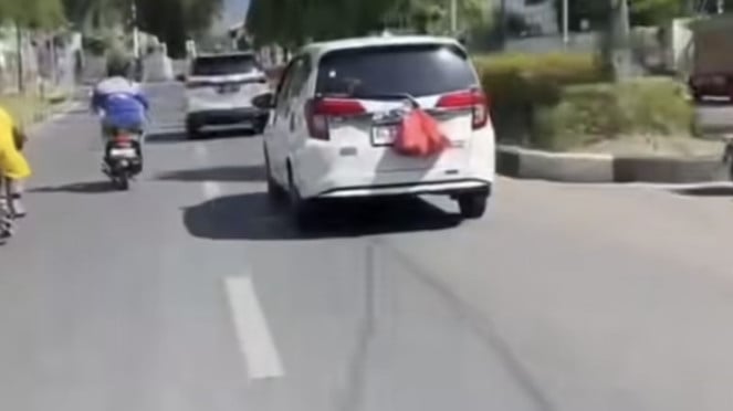 Fenomena kantong plastik ditaruh belakang mobil